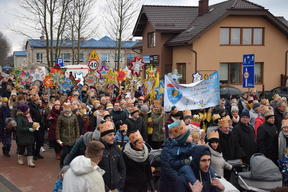 Żukowo. Tłumny Orszak Trzech Króli. Monarchowie podróżowali... wojskowym samochodem