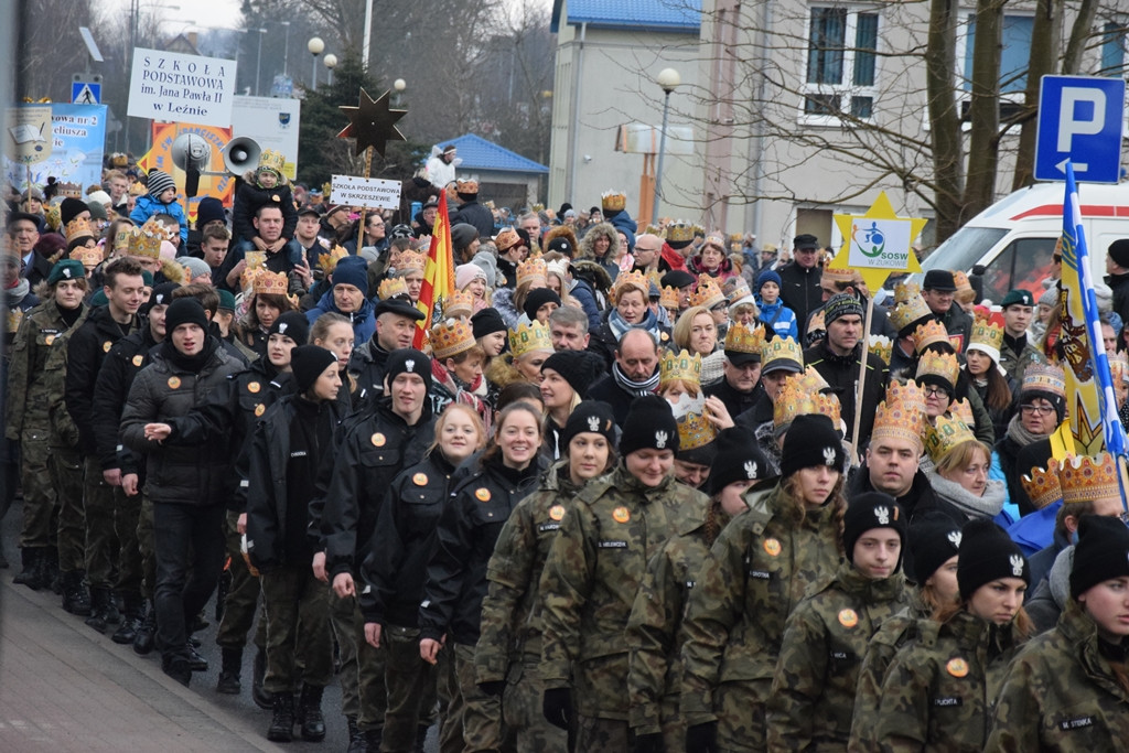 Żukowo. Tłumny Orszak Trzech Króli. Monarchowie podróżowali... wojskowym samochodem