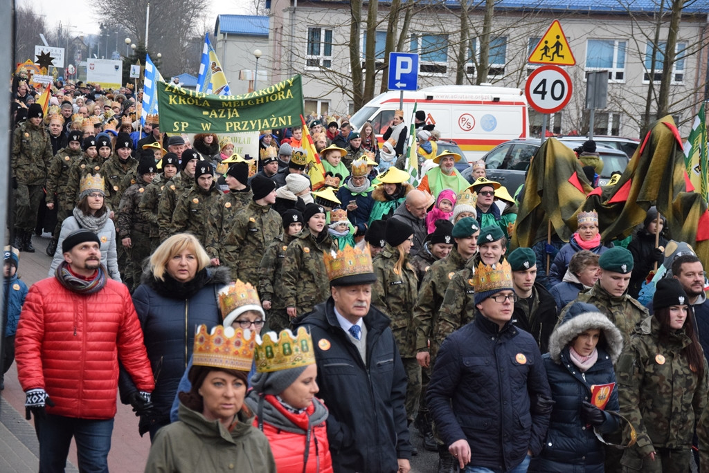 Żukowo. Tłumny Orszak Trzech Króli. Monarchowie podróżowali... wojskowym samochodem