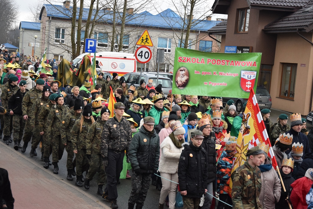 Żukowo. Tłumny Orszak Trzech Króli. Monarchowie podróżowali... wojskowym samochodem