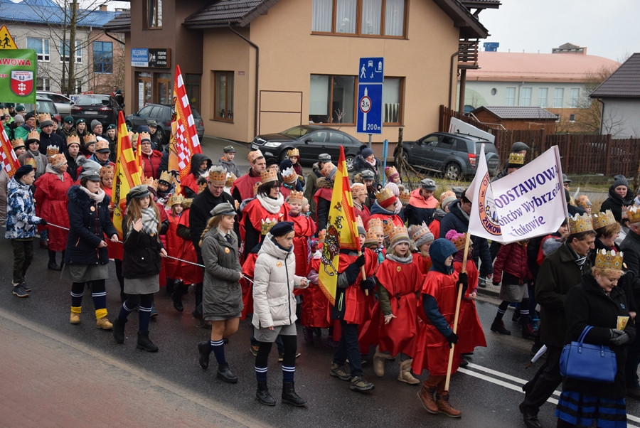 Żukowo. Tłumny Orszak Trzech Króli. Monarchowie podróżowali... wojskowym samochodem