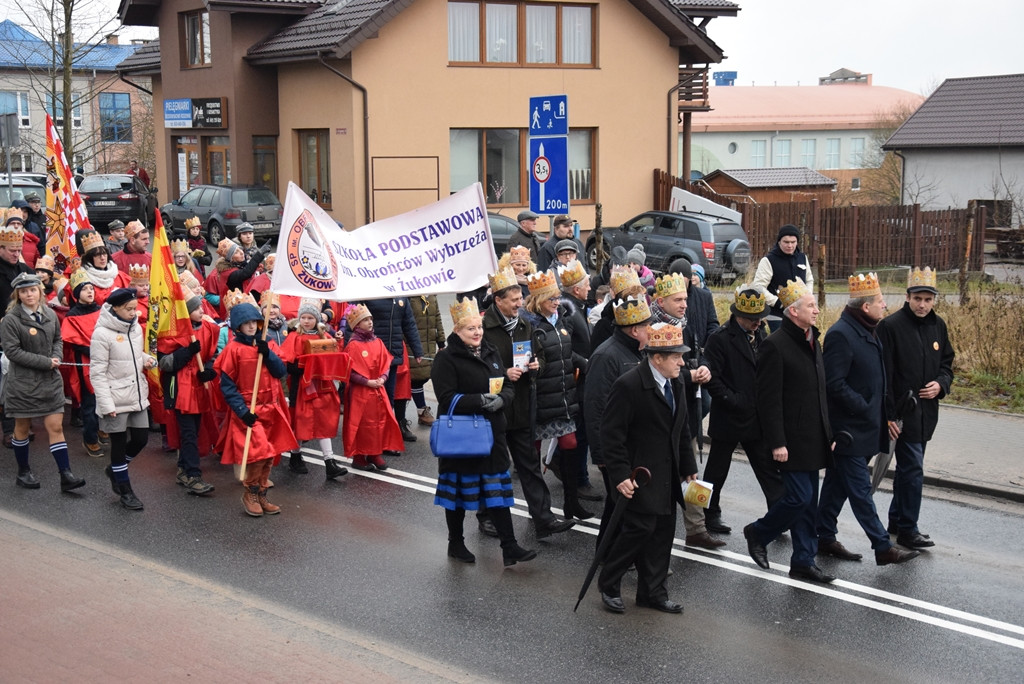 Żukowo. Tłumny Orszak Trzech Króli. Monarchowie podróżowali... wojskowym samochodem