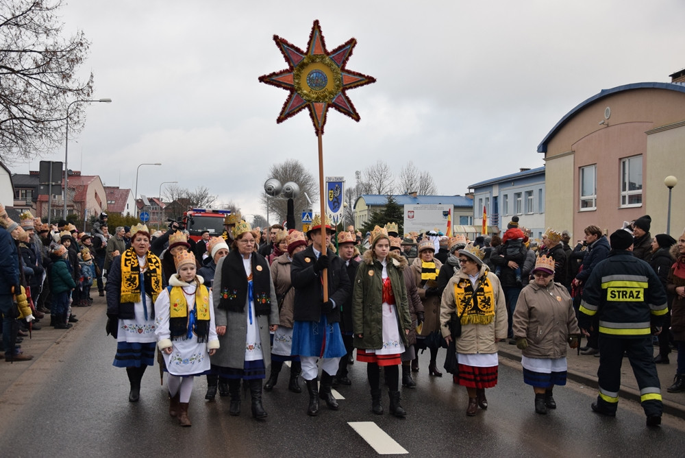 Żukowo. Tłumny Orszak Trzech Króli. Monarchowie podróżowali... wojskowym samochodem