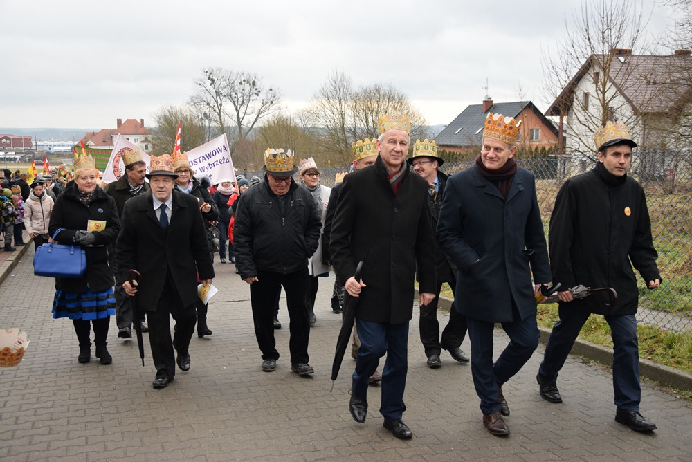 Żukowo. Tłumny Orszak Trzech Króli. Monarchowie podróżowali... wojskowym samochodem
