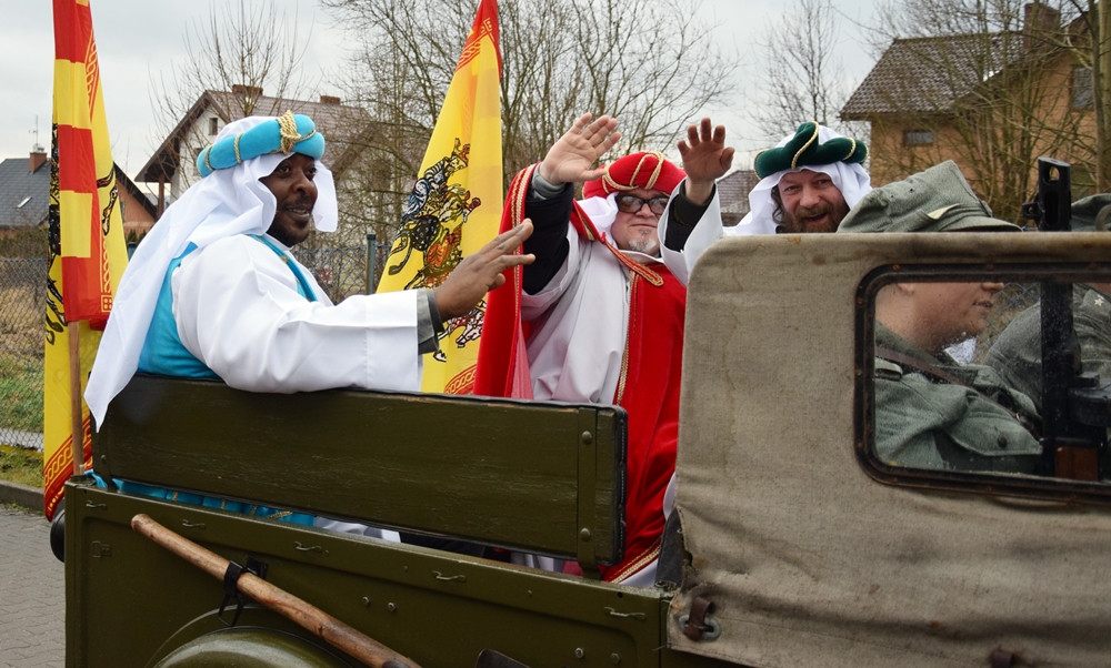 Żukowo. Tłumny Orszak Trzech Króli. Monarchowie podróżowali... wojskowym samochodem