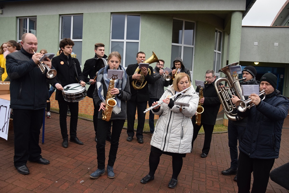 Żukowo. Tłumny Orszak Trzech Króli. Monarchowie podróżowali... wojskowym samochodem