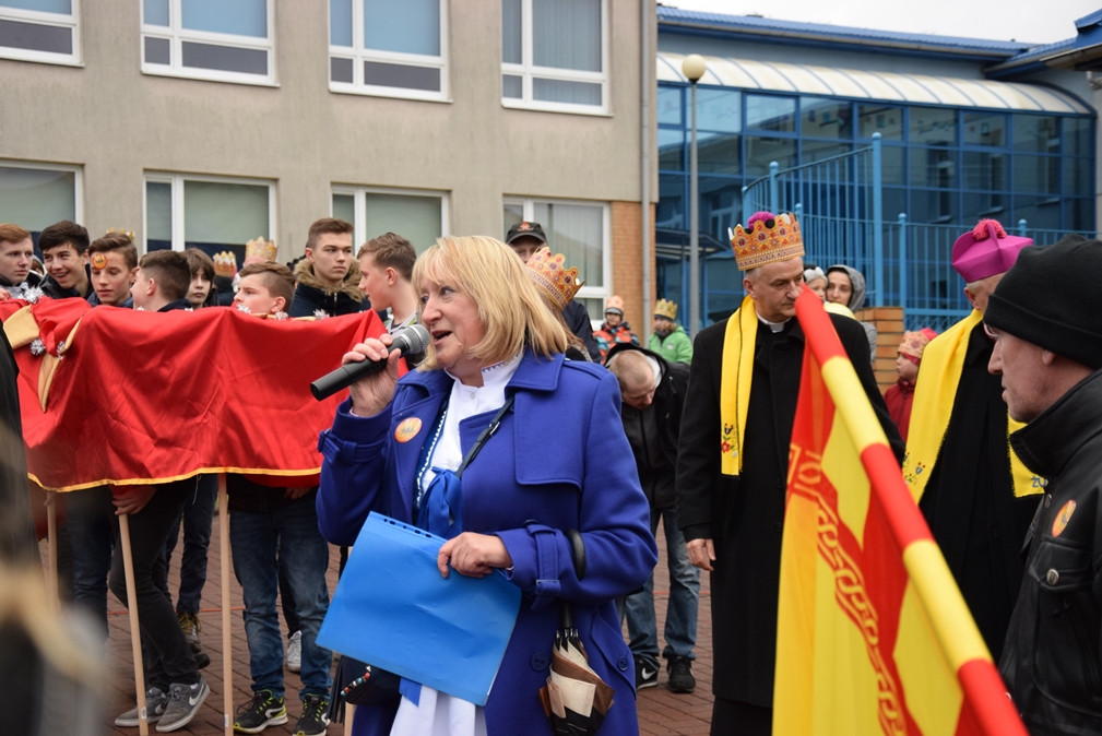 Żukowo. Tłumny Orszak Trzech Króli. Monarchowie podróżowali... wojskowym samochodem