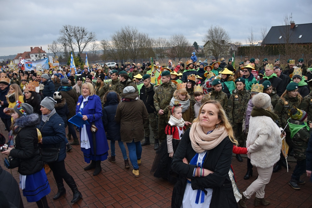 Żukowo. Tłumny Orszak Trzech Króli. Monarchowie podróżowali... wojskowym samochodem