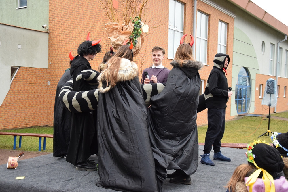 Żukowo. Tłumny Orszak Trzech Króli. Monarchowie podróżowali... wojskowym samochodem