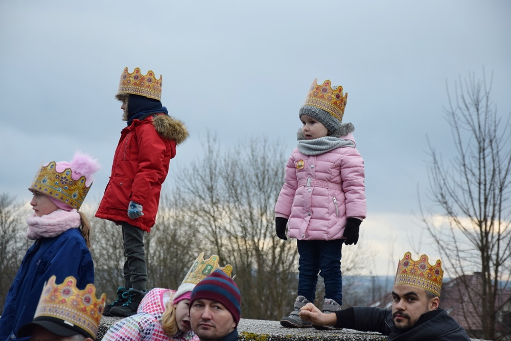 Żukowo. Tłumny Orszak Trzech Króli. Monarchowie podróżowali... wojskowym samochodem