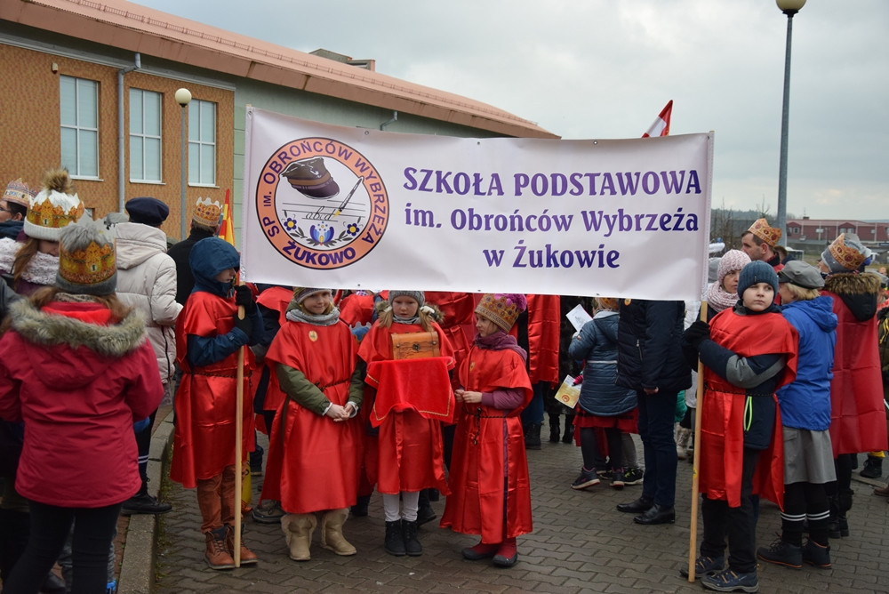 Żukowo. Tłumny Orszak Trzech Króli. Monarchowie podróżowali... wojskowym samochodem