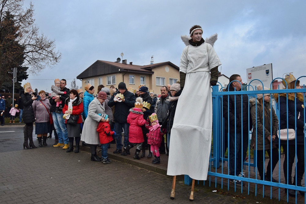 Żukowo. Tłumny Orszak Trzech Króli. Monarchowie podróżowali... wojskowym samochodem