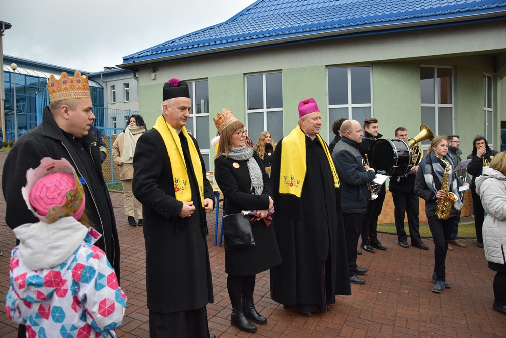 Żukowo. Tłumny Orszak Trzech Króli. Monarchowie podróżowali... wojskowym samochodem