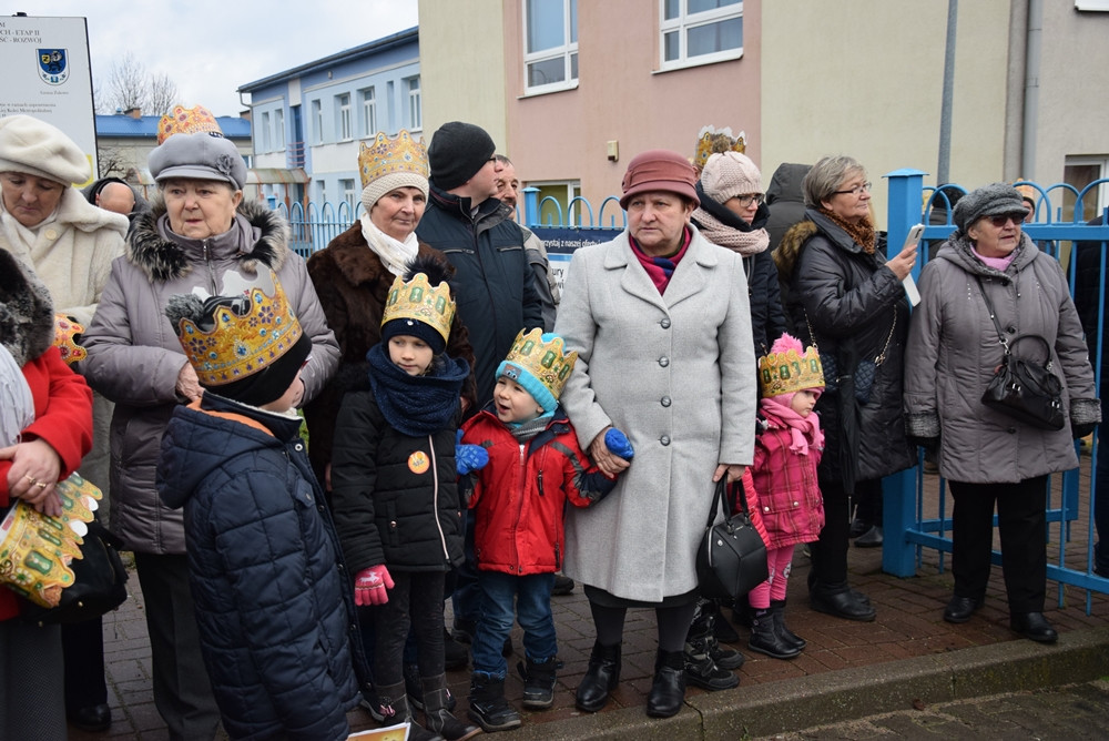 Żukowo. Tłumny Orszak Trzech Króli. Monarchowie podróżowali... wojskowym samochodem