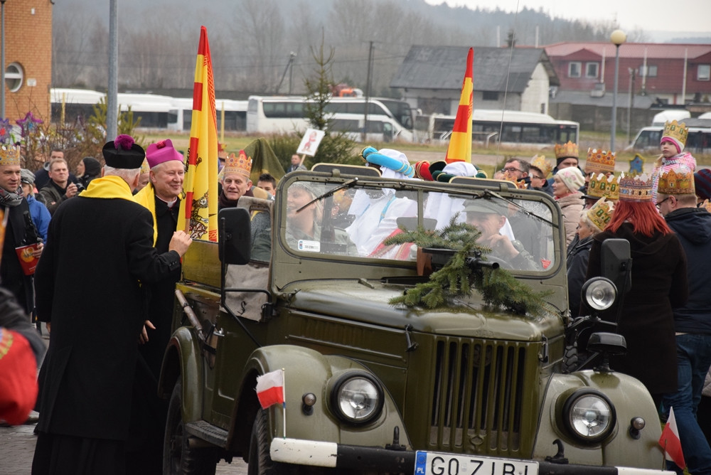 Żukowo. Tłumny Orszak Trzech Króli. Monarchowie podróżowali... wojskowym samochodem