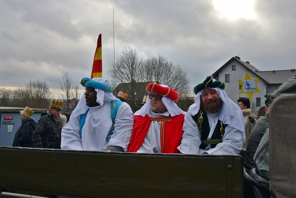 Żukowo. Tłumny Orszak Trzech Króli. Monarchowie podróżowali... wojskowym samochodem