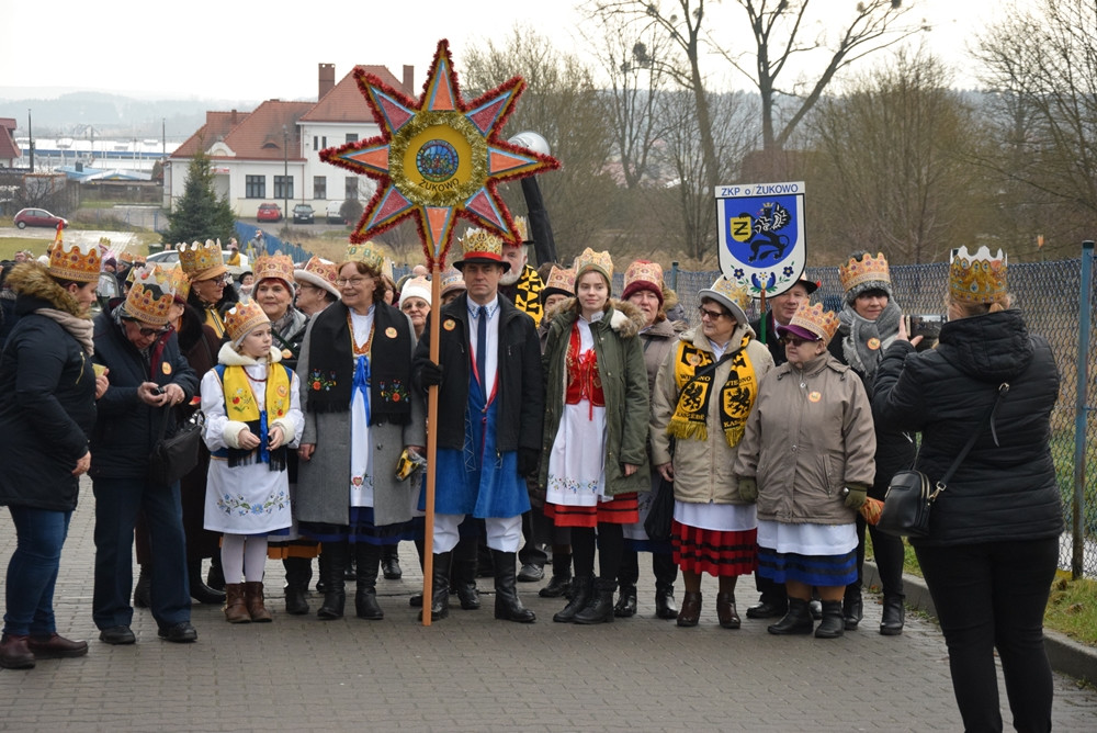 Żukowo. Tłumny Orszak Trzech Króli. Monarchowie podróżowali... wojskowym samochodem