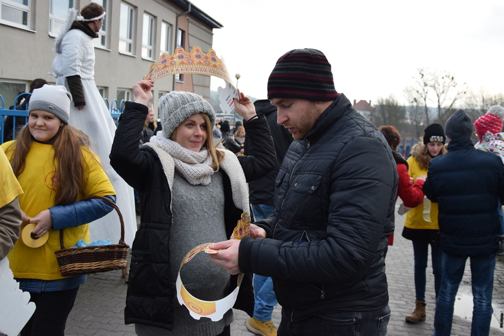 Żukowo. Tłumny Orszak Trzech Króli. Monarchowie podróżowali... wojskowym samochodem