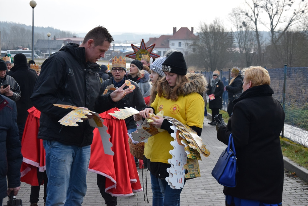 Żukowo. Tłumny Orszak Trzech Króli. Monarchowie podróżowali... wojskowym samochodem