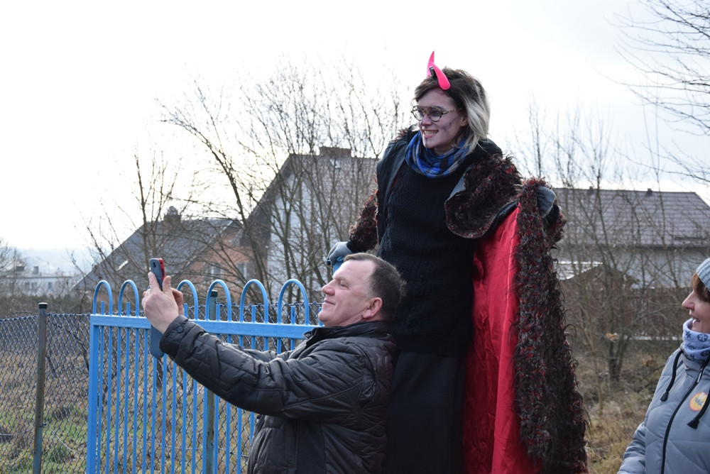 Żukowo. Tłumny Orszak Trzech Króli. Monarchowie podróżowali... wojskowym samochodem