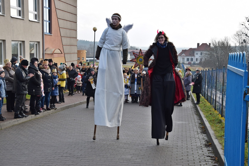 Żukowo. Tłumny Orszak Trzech Króli. Monarchowie podróżowali... wojskowym samochodem