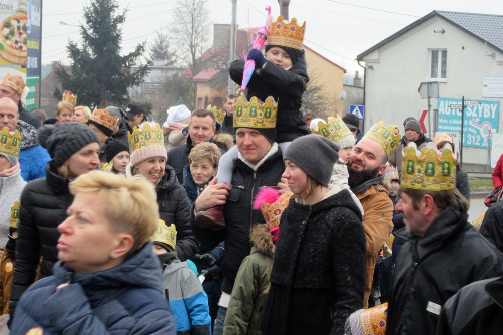 Żukowo. Tłumny Orszak Trzech Króli. Monarchowie podróżowali... wojskowym samochodem