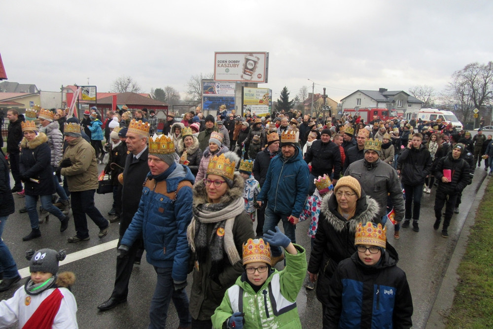 Żukowo. Tłumny Orszak Trzech Króli. Monarchowie podróżowali... wojskowym samochodem