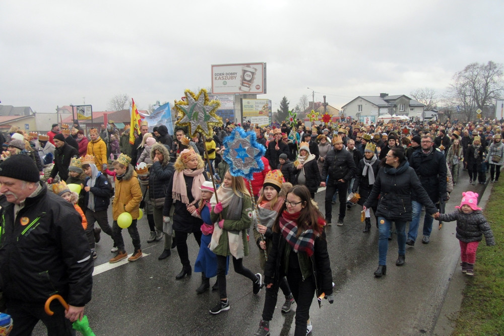Żukowo. Tłumny Orszak Trzech Króli. Monarchowie podróżowali... wojskowym samochodem