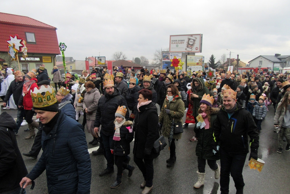 Żukowo. Tłumny Orszak Trzech Króli. Monarchowie podróżowali... wojskowym samochodem