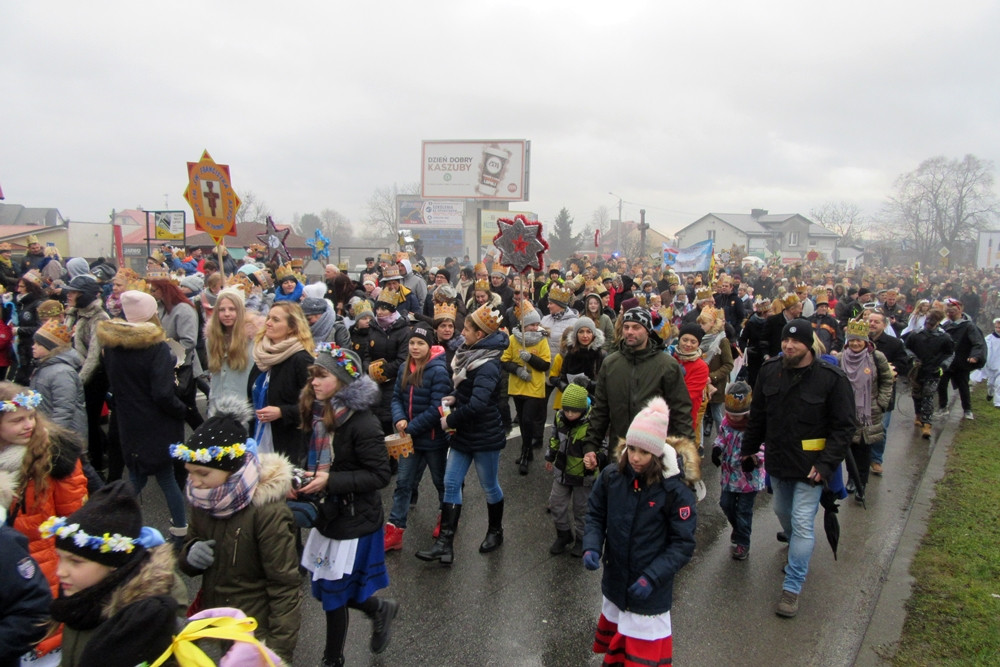 Żukowo. Tłumny Orszak Trzech Króli. Monarchowie podróżowali... wojskowym samochodem