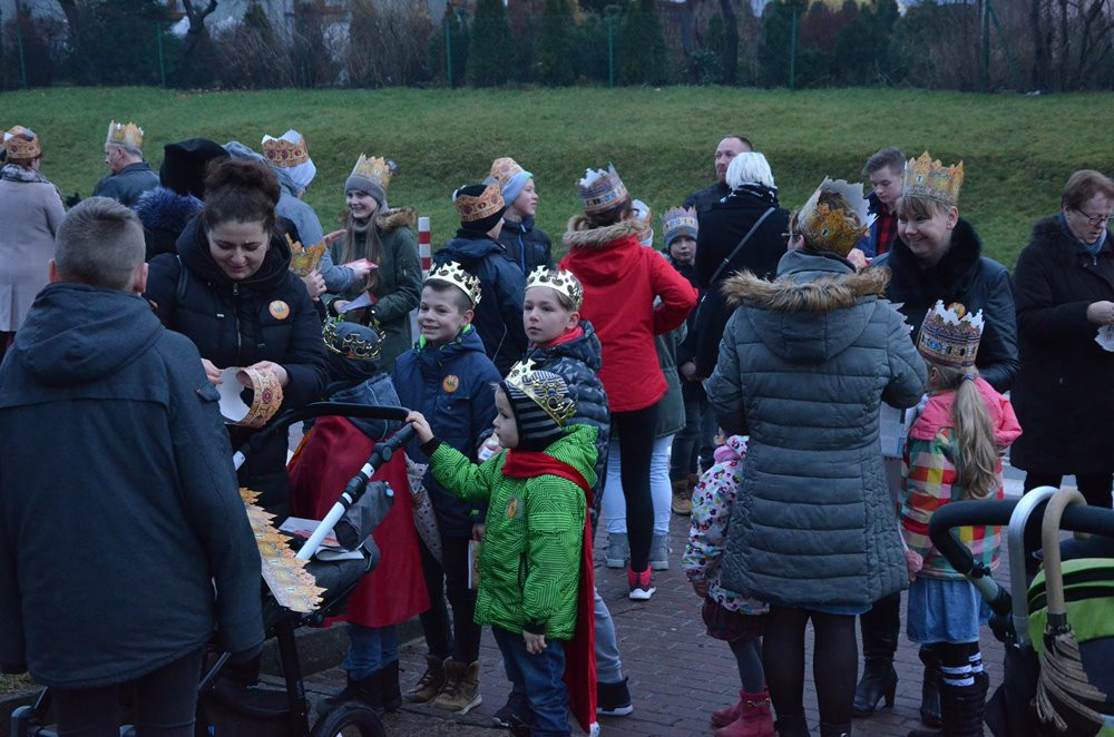 Sierakowice. Orszak Trzech Króli zakończony pokłonem przy żłóbku