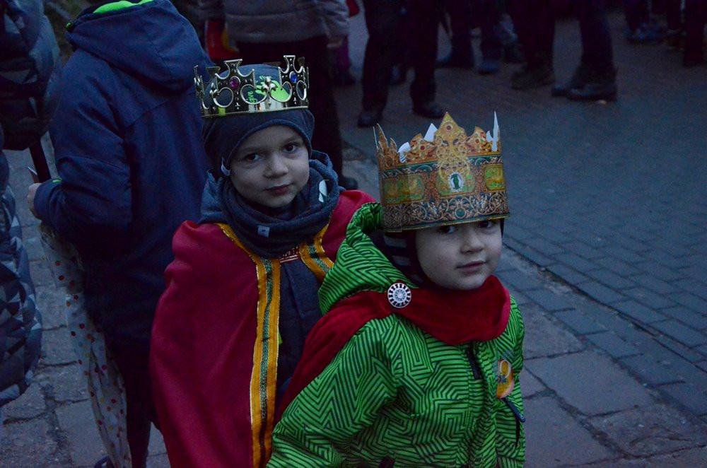 Sierakowice. Orszak Trzech Króli zakończony pokłonem przy żłóbku