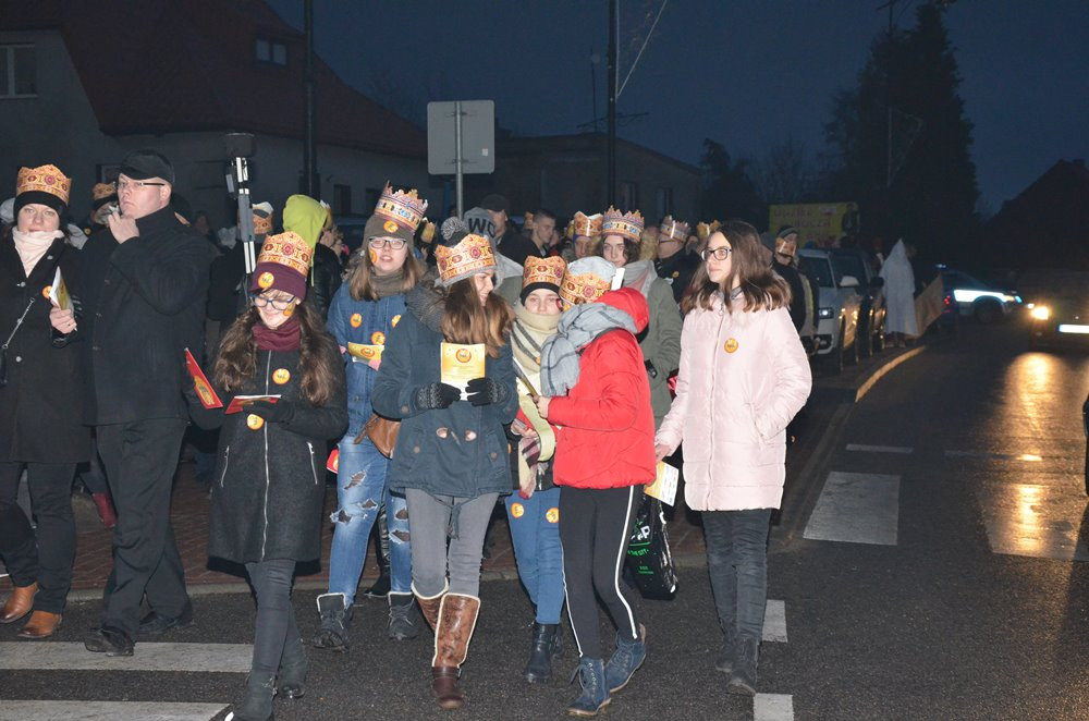 Sierakowice. Orszak Trzech Króli zakończony pokłonem przy żłóbku