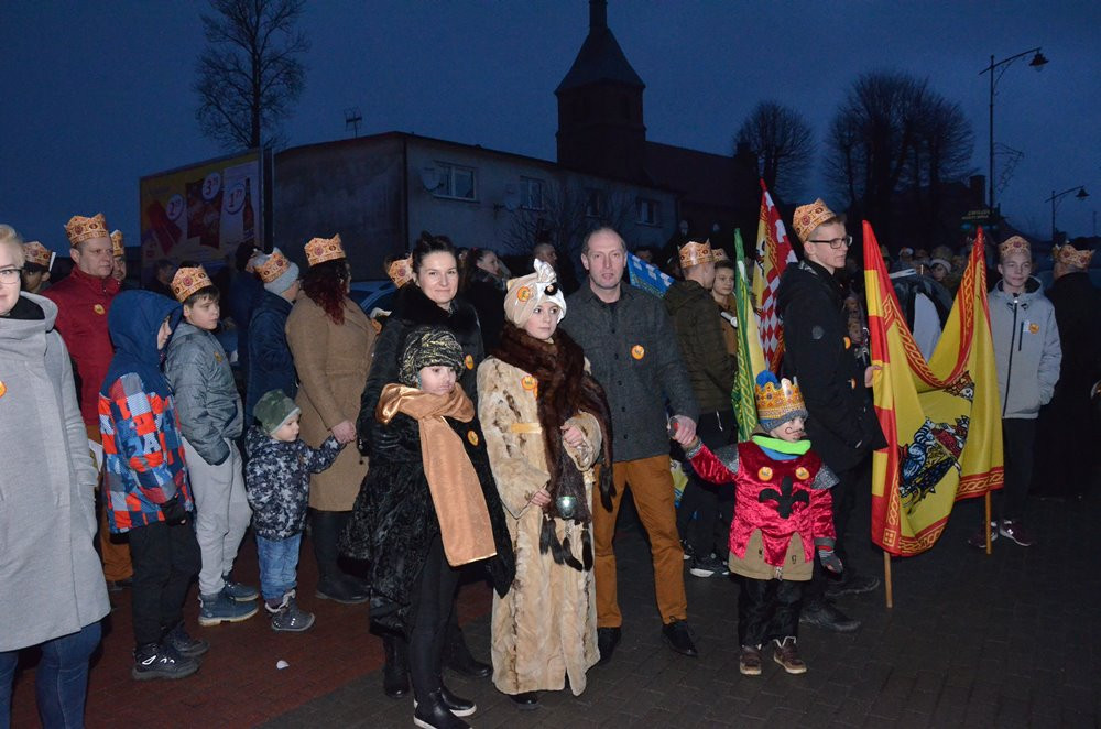 Sierakowice. Orszak Trzech Króli zakończony pokłonem przy żłóbku