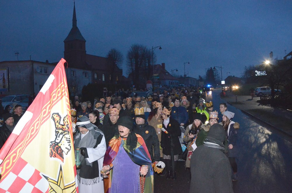 Sierakowice. Orszak Trzech Króli zakończony pokłonem przy żłóbku