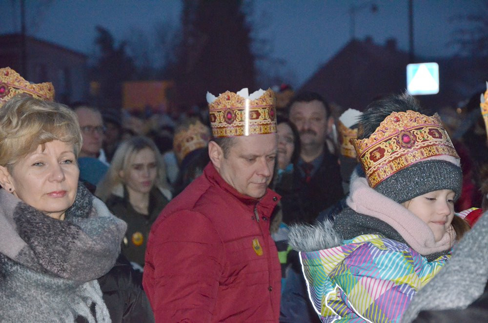 Sierakowice. Orszak Trzech Króli zakończony pokłonem przy żłóbku