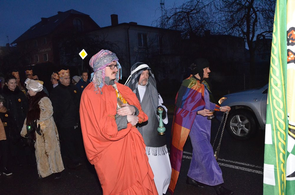 Sierakowice. Orszak Trzech Króli zakończony pokłonem przy żłóbku