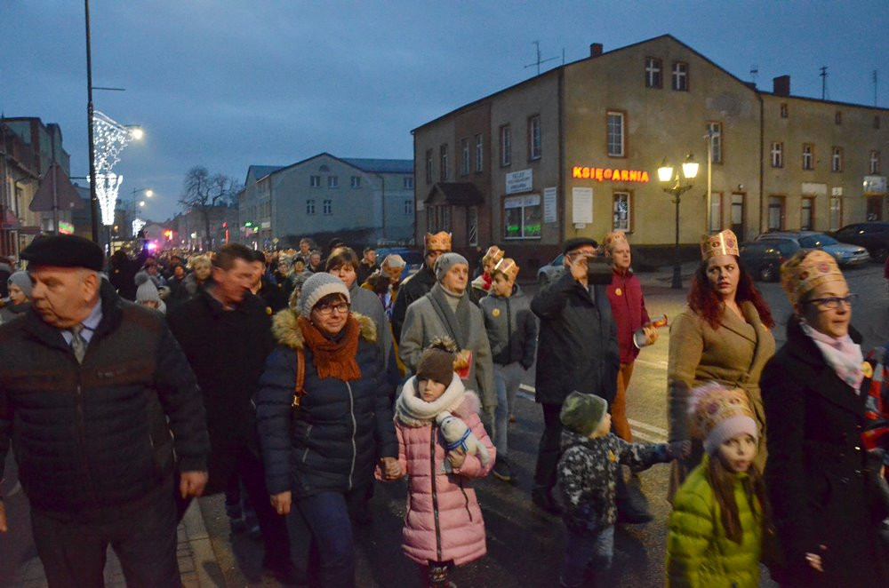 Sierakowice. Orszak Trzech Króli zakończony pokłonem przy żłóbku