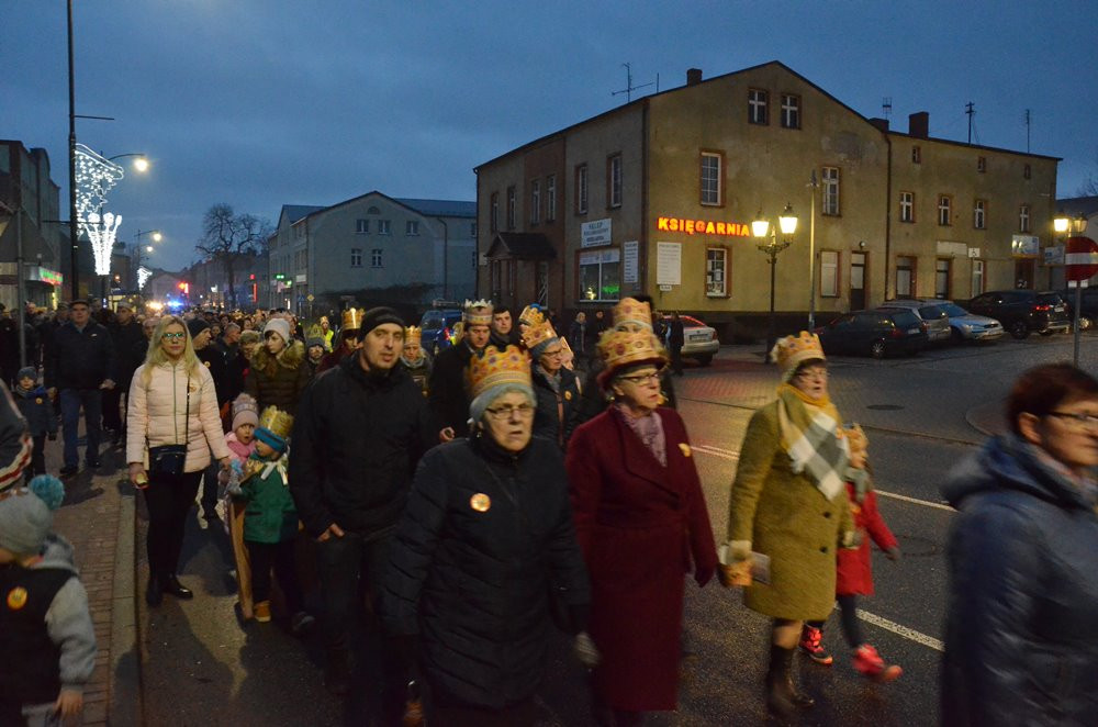 Sierakowice. Orszak Trzech Króli zakończony pokłonem przy żłóbku