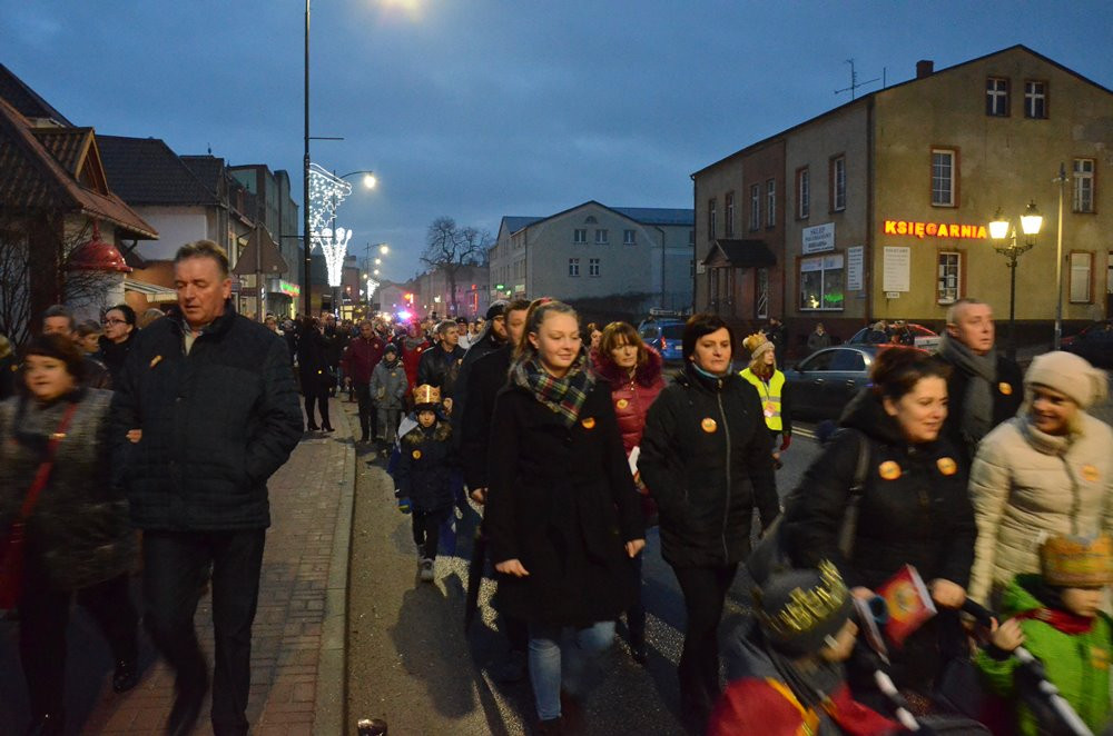 Sierakowice. Orszak Trzech Króli zakończony pokłonem przy żłóbku