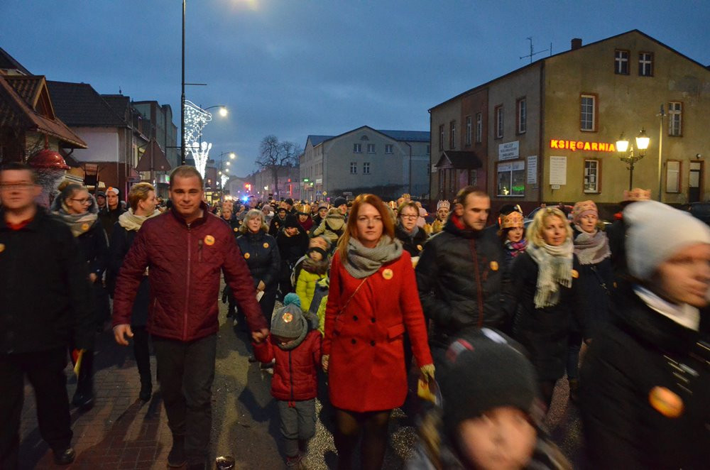Sierakowice. Orszak Trzech Króli zakończony pokłonem przy żłóbku