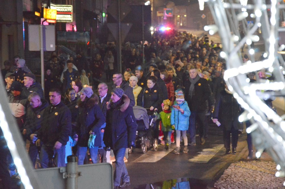 Sierakowice. Orszak Trzech Króli zakończony pokłonem przy żłóbku