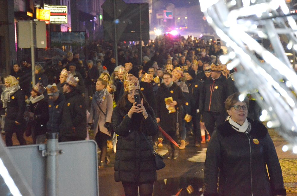 Sierakowice. Orszak Trzech Króli zakończony pokłonem przy żłóbku
