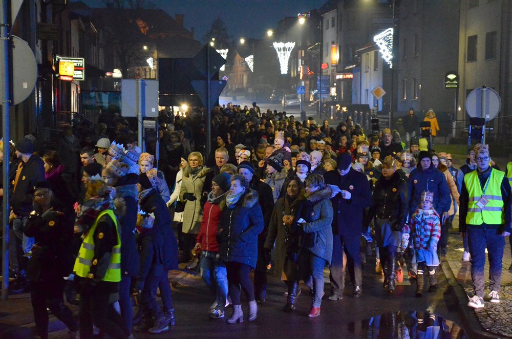 Sierakowice. Orszak Trzech Króli zakończony pokłonem przy żłóbku