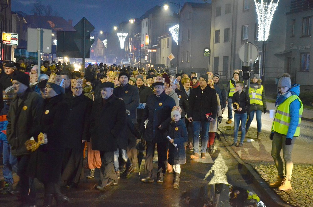 Sierakowice. Orszak Trzech Króli zakończony pokłonem przy żłóbku