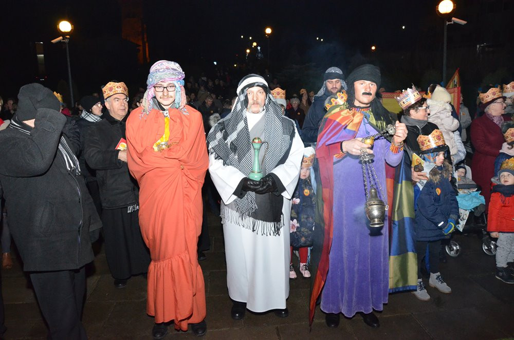 Sierakowice. Orszak Trzech Króli zakończony pokłonem przy żłóbku