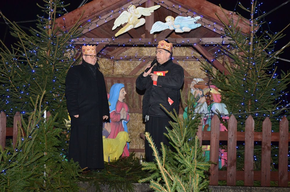 Sierakowice. Orszak Trzech Króli zakończony pokłonem przy żłóbku