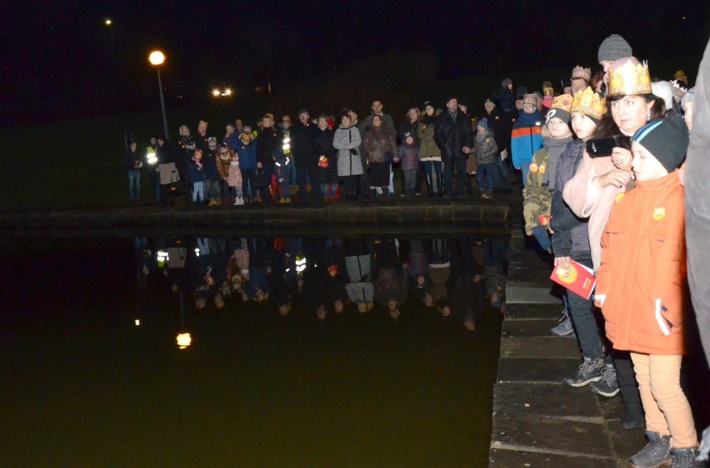 Sierakowice. Orszak Trzech Króli zakończony pokłonem przy żłóbku