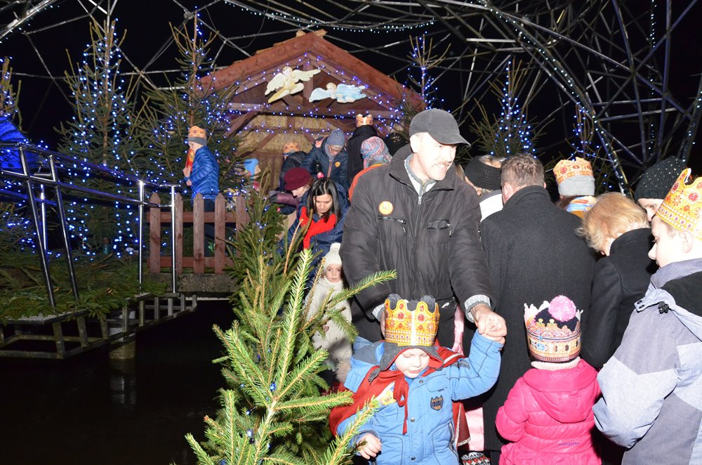 Sierakowice. Orszak Trzech Króli zakończony pokłonem przy żłóbku