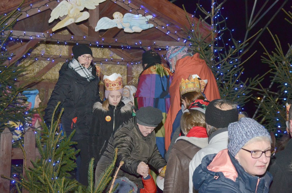 Sierakowice. Orszak Trzech Króli zakończony pokłonem przy żłóbku
